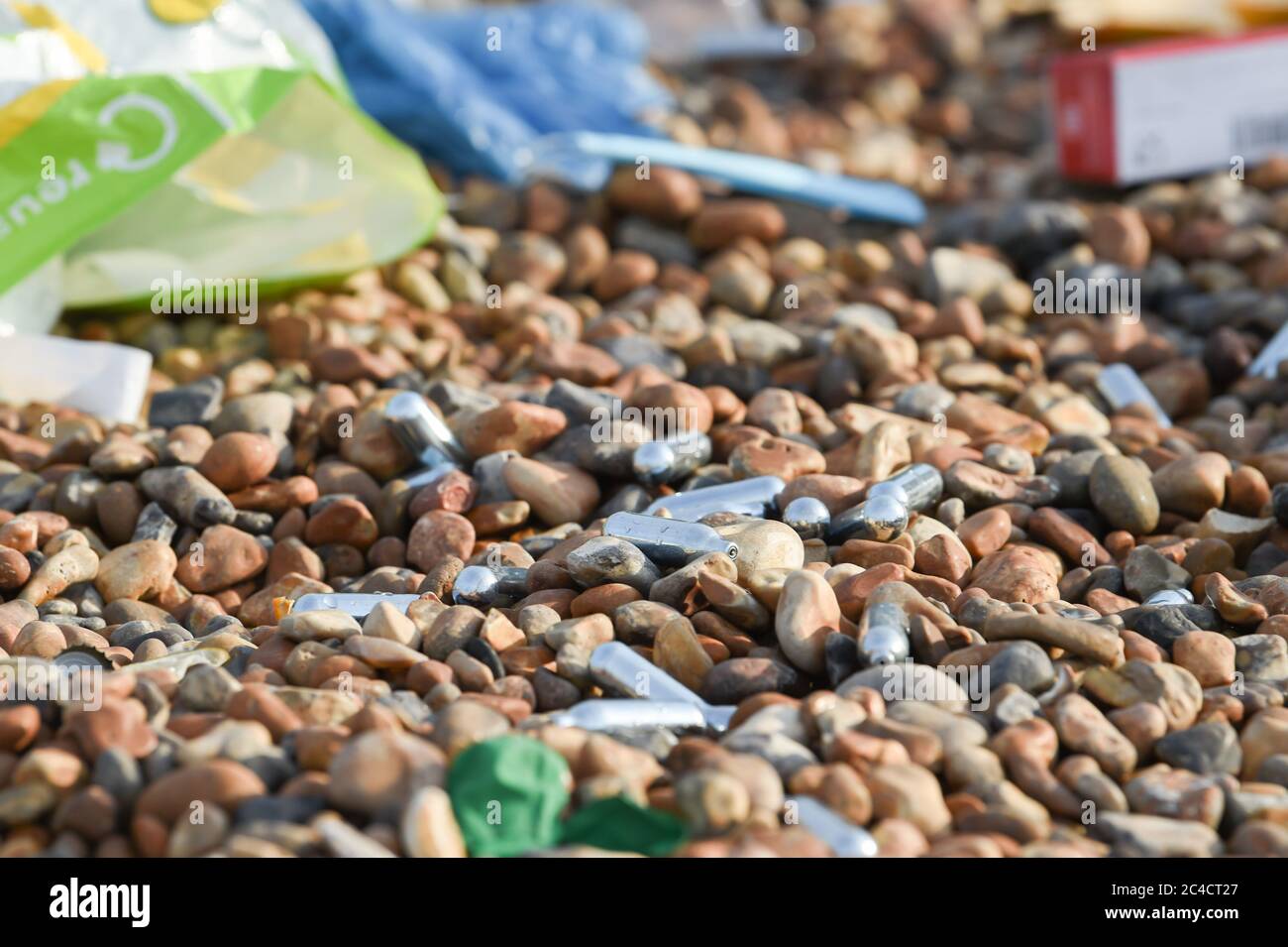 Brighton UK 26 juin 2020 - les canisters à gaz d'oxyde nitreux parmi des piles de litière sur la plage de Brighton et le front de mer ce matin qui ont été laissés derrière par la foule des visiteurs hier qui a été le jour le plus chaud de l'année jusqu'à présent : crédit Simon Dack / Alamy Live News Banque D'Images
