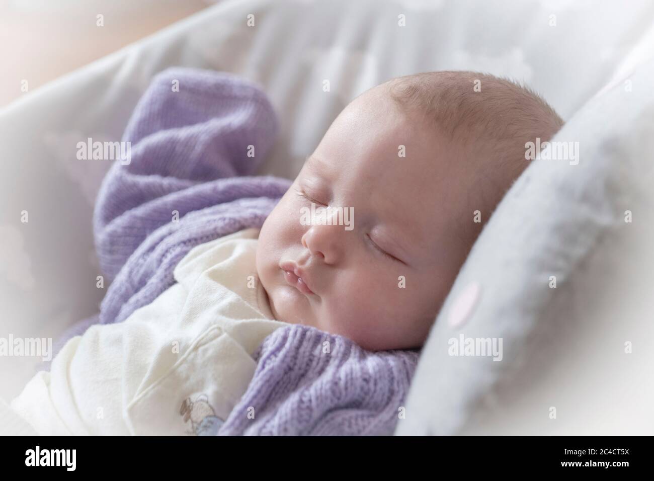 Une Femme Jumelle Dormant Dans Un Gilet De Bebe Portant Un Gilet Violet Photo De Sam Mellish Photo Stock Alamy