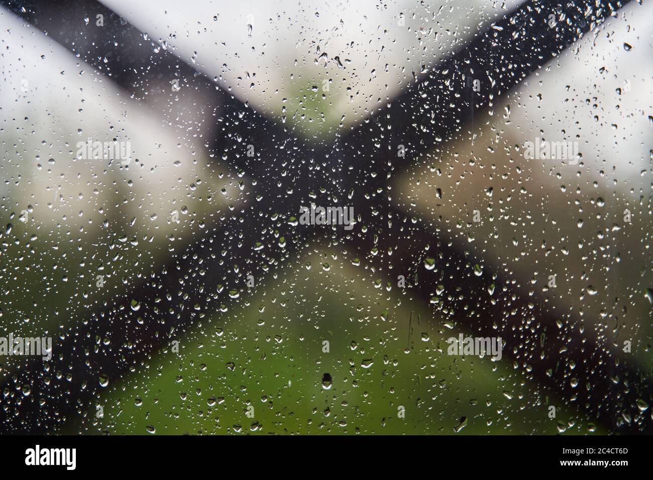 Beaucoup de gouttes d'eau sur le verre. Vitre avec gouttes de pluie. Banque D'Images