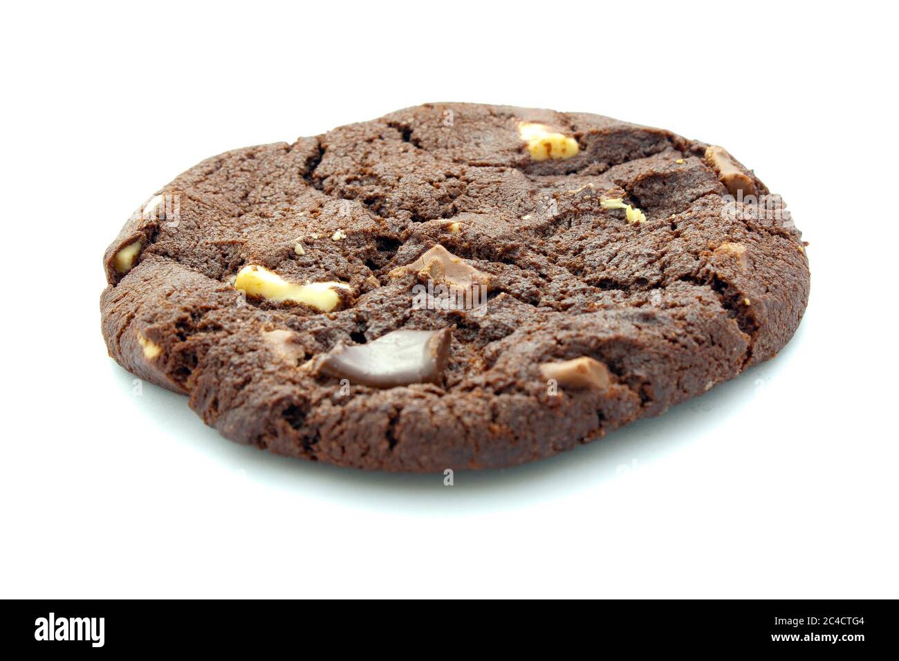 Biscuit au chocolat sur fond blanc isolé Banque D'Images