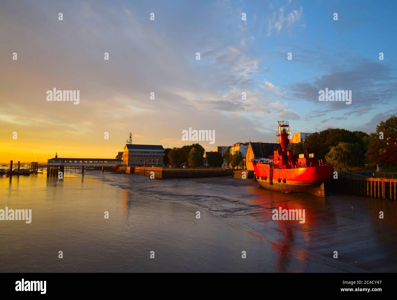 LV 21 amarré à Gravesend, est baigné dans la lumière du soleil levant le plus long jour de l'année. En arrière-plan, vous pouvez également vous y faire une promenade sur la jetée de Banque D'Images