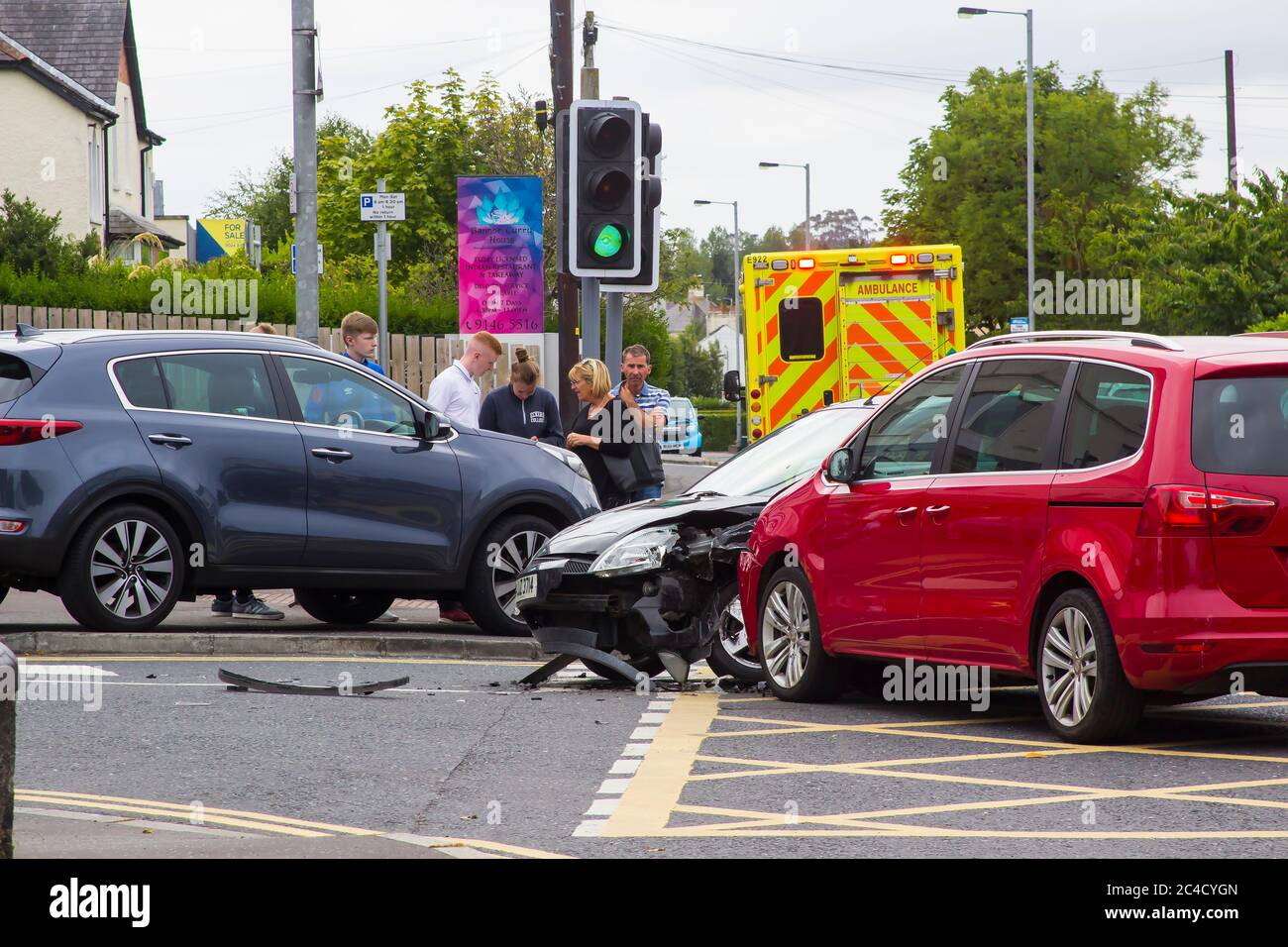 7 décembre 2018 ACCIDENT de la circulation routière à véhicules multiples à Ballyholme dans le comté de Bangor en Irlande du Nord avec deux ambulances présentes. Plus d'informations Banque D'Images