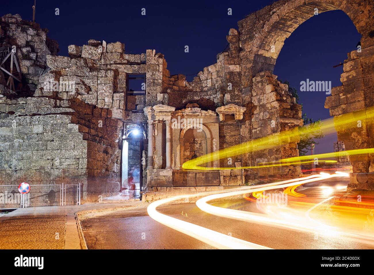 Les ruines de l'ancienne ville de Side dans la soirée. La route moderne de la rue Liman traverse l'ancienne porte Monumental et à côté du Vespasi Banque D'Images