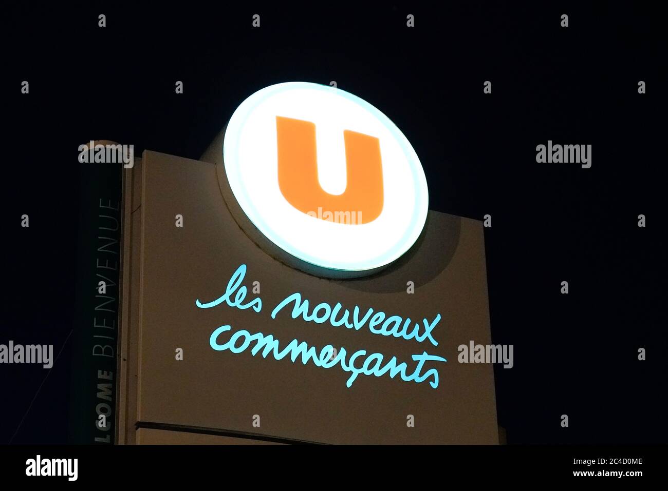 Bordeaux , Aquitaine / France - 06 20 2020 : logo Super U du supermarché français en france Banque D'Images