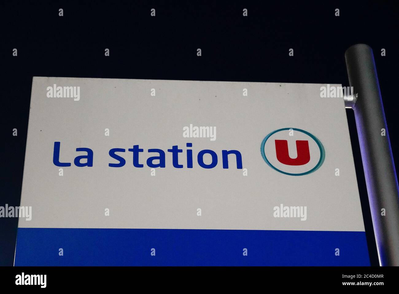 Bordeaux , Aquitaine / France - 06 20 2020 : logo supermarché super u signe de station-service gaz Banque D'Images