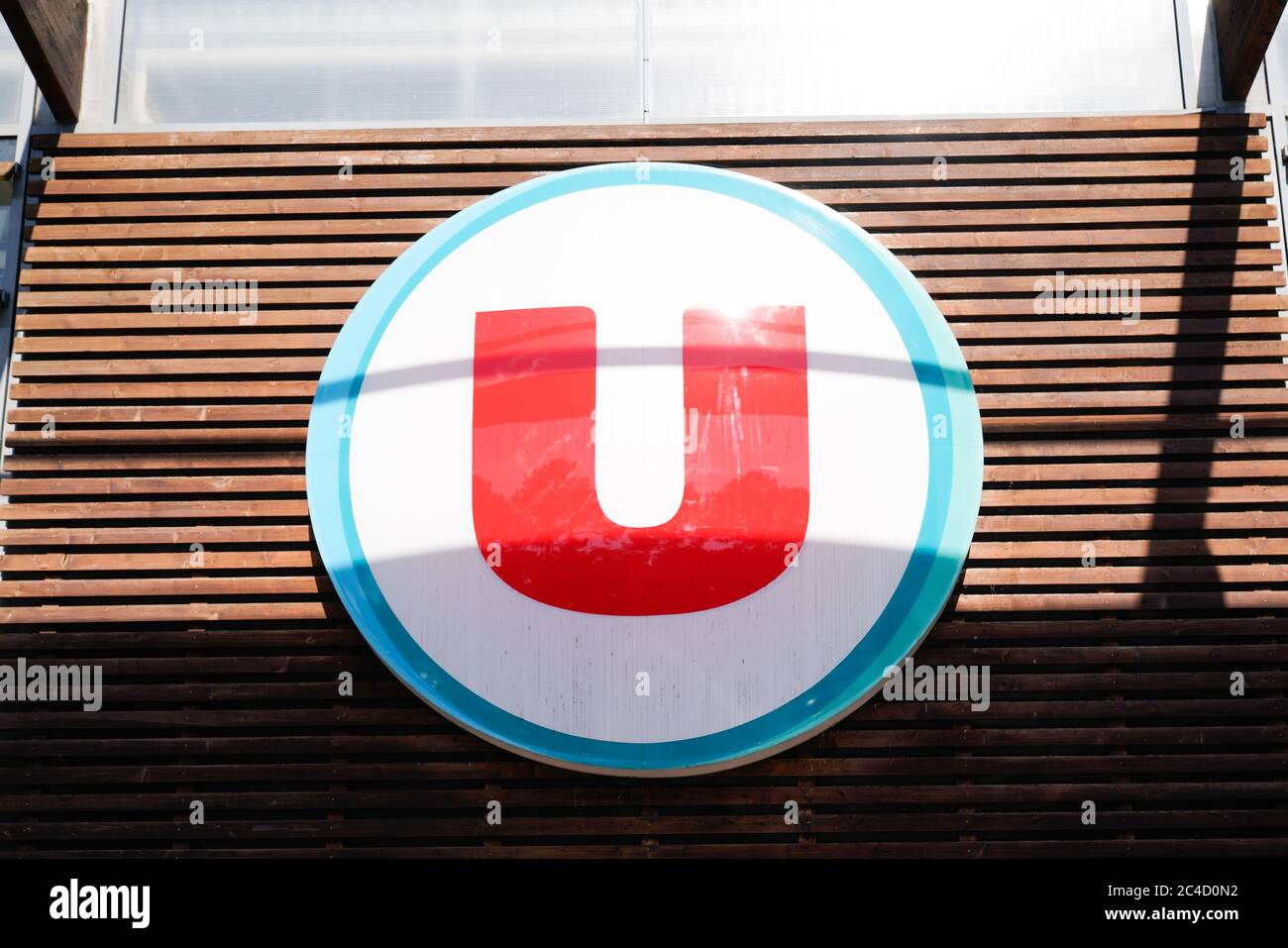 Bordeaux , Aquitaine / France - 06 20 2020 : logo Super U du supermarché u magasin marché français Banque D'Images