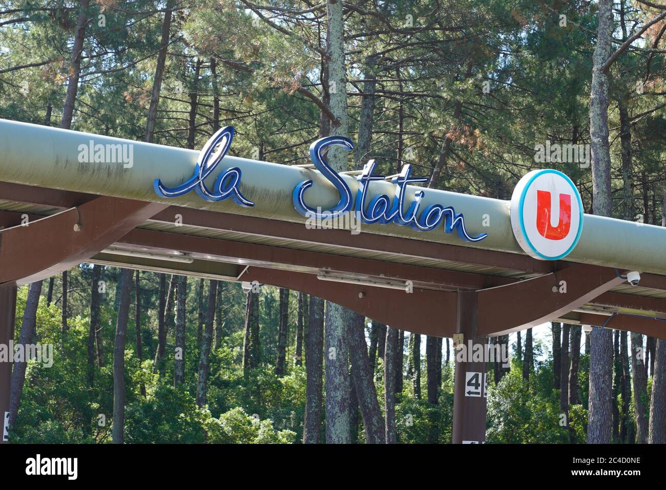 Bordeaux , Aquitaine / France - 06 20 2020 : super u supermarché marque marque marque marque logo signe station service magasin Banque D'Images
