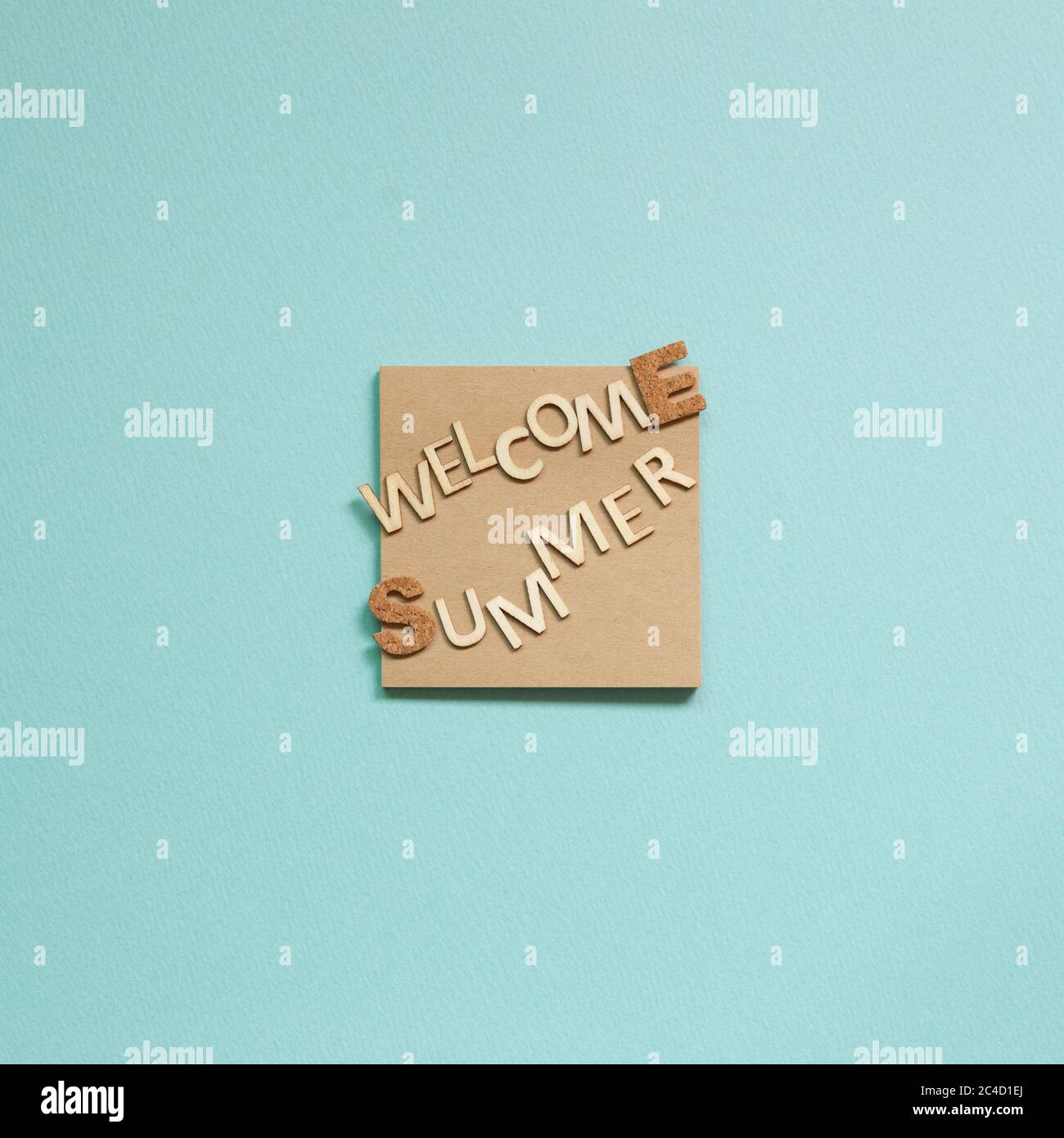 Mot « Welcome Summer » sur le bloc-notes sur fond bleu. Concept de vacances d'été. Vue du dessus Banque D'Images