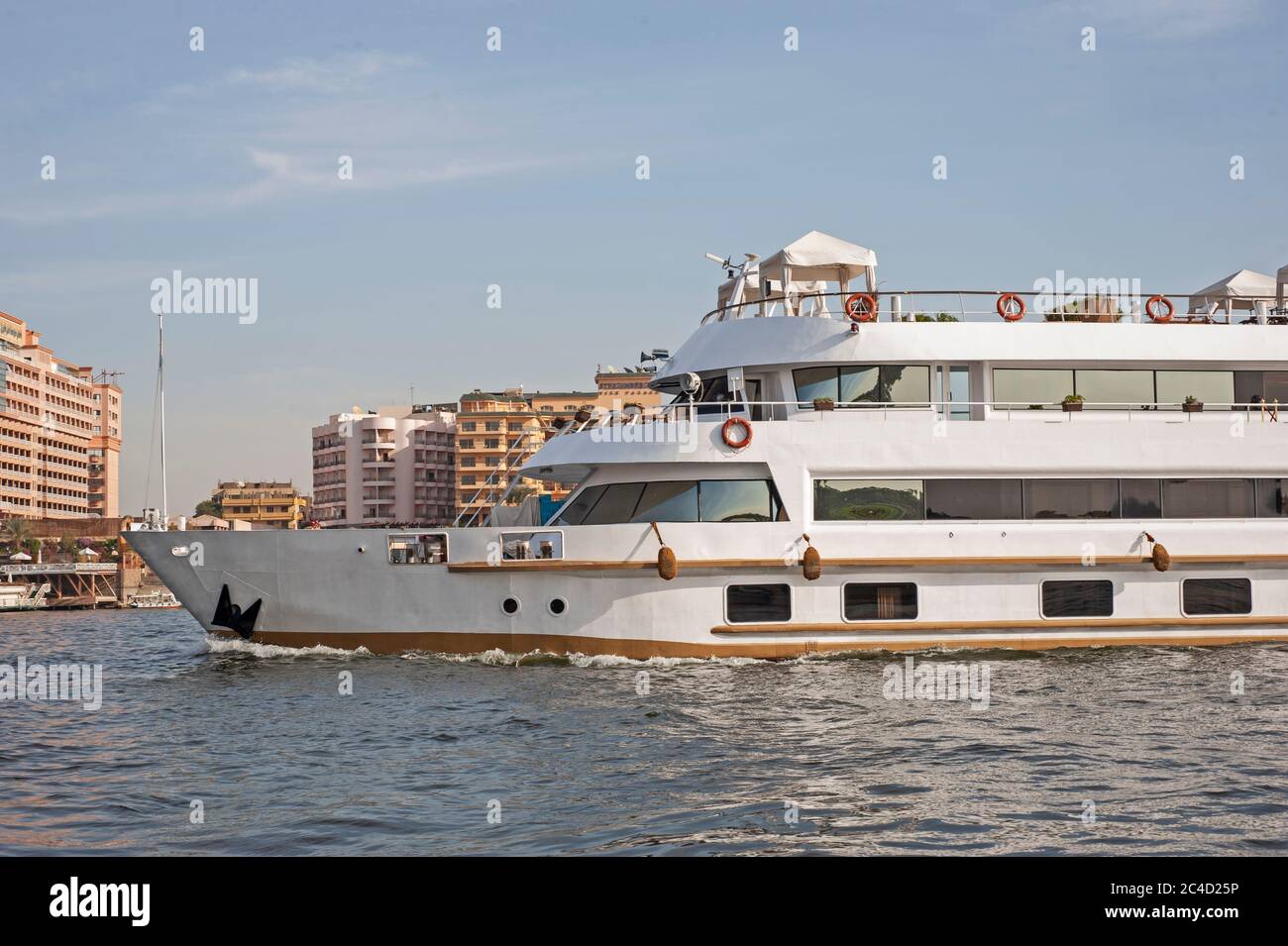 Grand luxe croisière égyptienne traditionnelle bateau naviguant sur le Nil Banque D'Images