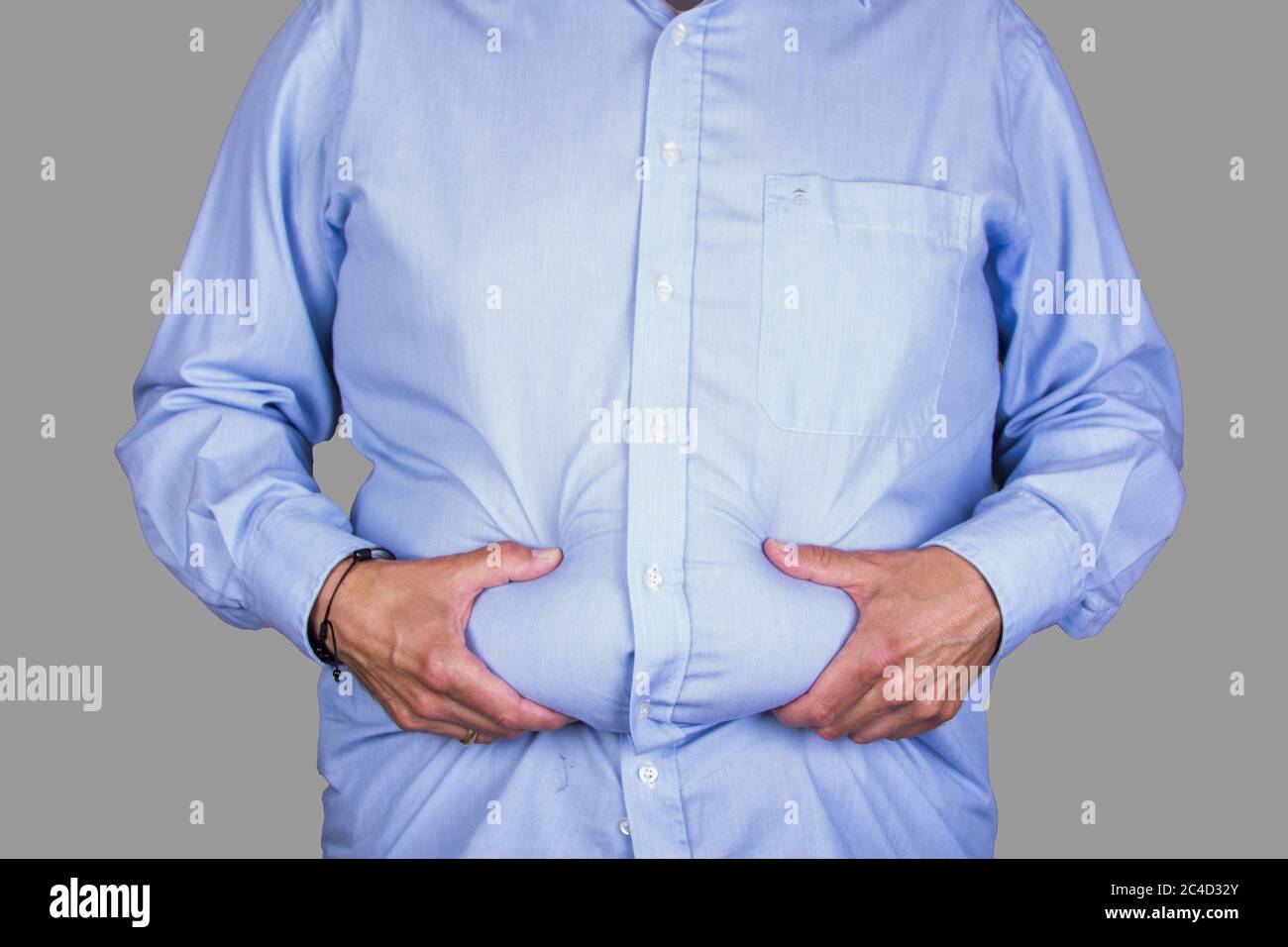 homme avec un surpoids et un gros ventre portant une chemise, tenant son  wheatwamp, régime Photo Stock - Alamy