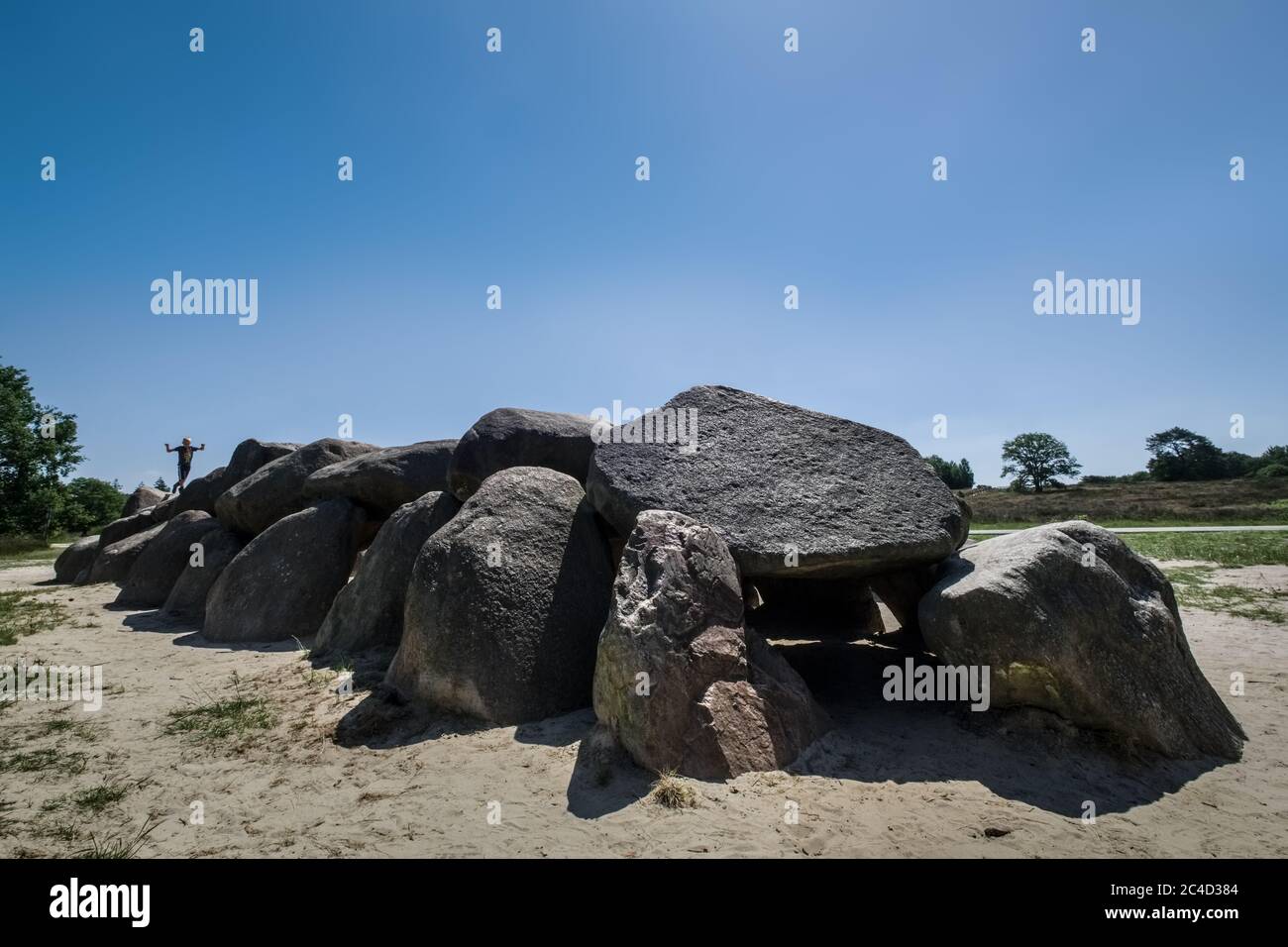 Un garçon mégalithique qui marche au-dessus d'un dolmen ou d'un lit de chasse, un type de tombeau mégalithique à chambre unique à Drenthe, aux pays-Bas Banque D'Images