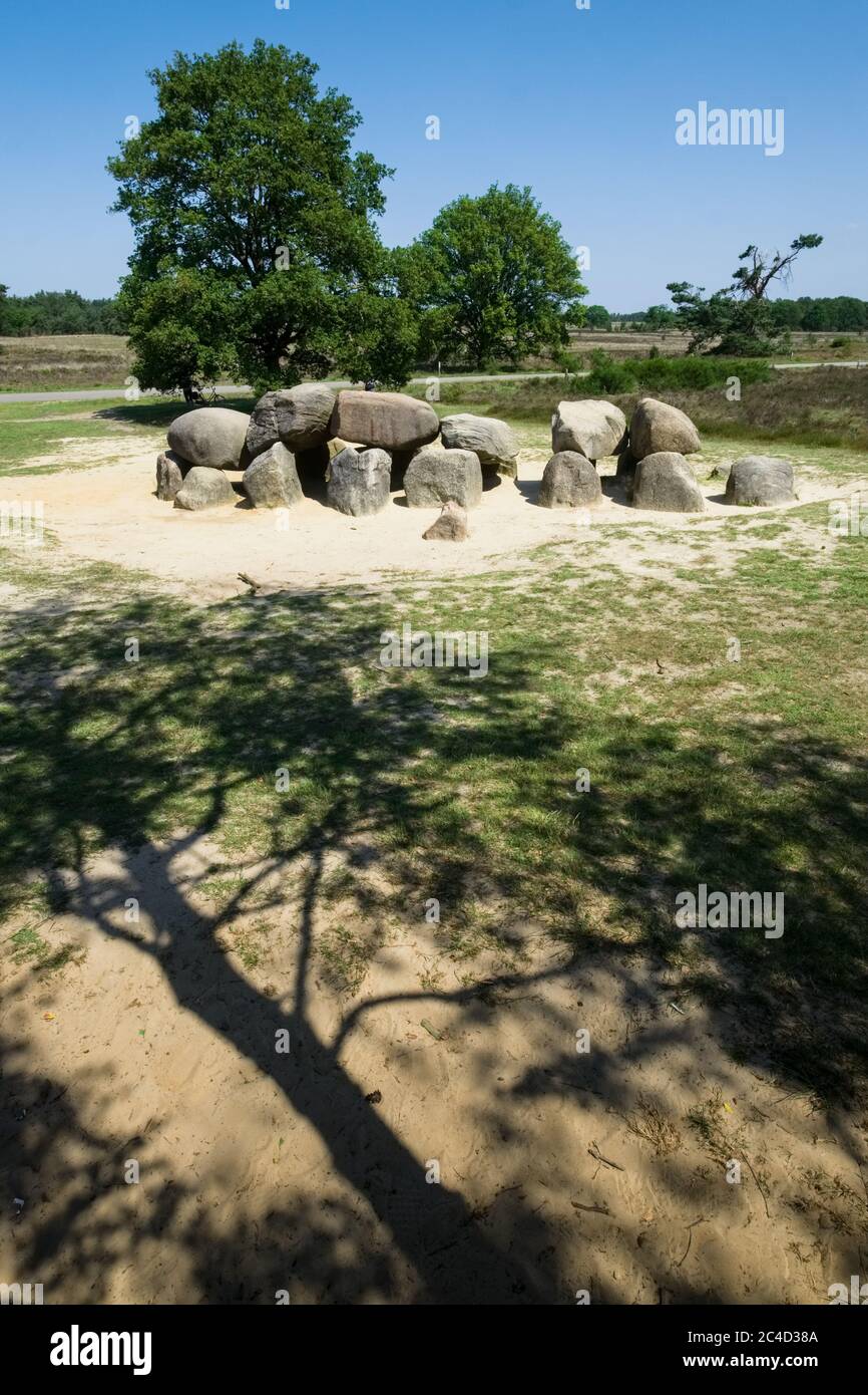 Un dolmen ou un lit de chasse est un type de tombeau mégalithique à chambre simple avec des mégalithes verticaux soutenant un grand capstone horizontal plat Banque D'Images