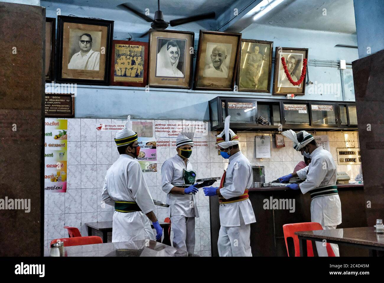 Thrissur, Inde - juin 2020 : serveurs à la Maison du café indien avec masques et gants le 9 juin 2020 à Thrissur, Kerala, Inde. Banque D'Images