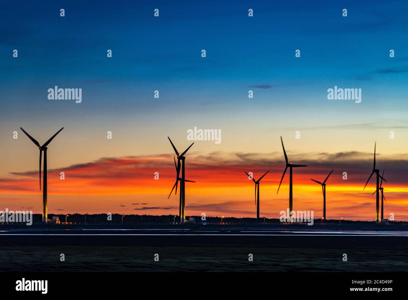 Éoliennes ou convertisseur d'énergie éolienne au coucher du soleil avec des  nuages roses en arrière-plan Photo Stock - Alamy