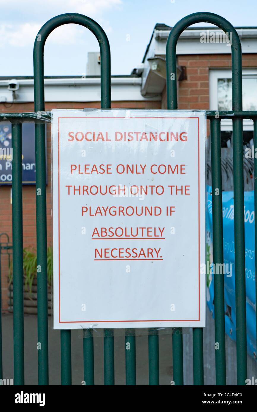 Signes sociaux de distanciation à l'extérieur d'une école pendant la pandémie Covid-19. 25 juin 2020. West Midlands. ROYAUME-UNI Banque D'Images