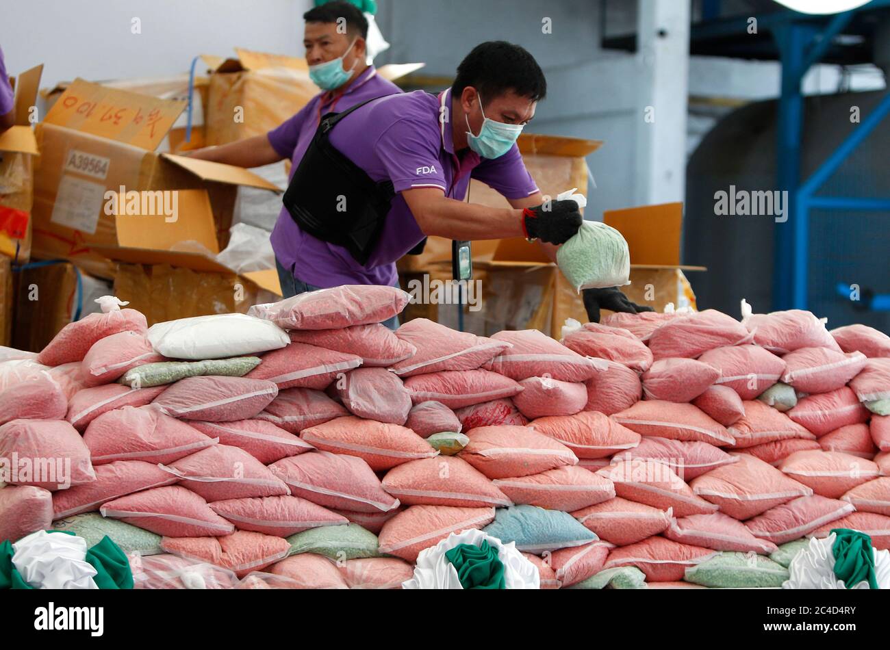Un responsable thaïlandais des stupéfiants organise des sacs de pilules de méthamphétamine pendant la 50e cérémonie de destruction des stupéfiants confisqués pour marquer la Journée internationale contre l'abus et le trafic illicite des drogues.plus de 25,301 kg de drogues, y compris la méthamphétamine, la marijuana, l'héroïne et l'opium, d'une valeur de plus de 55,941 millions de baht, Ont été détruits au moment où le gouvernement thaïlandais a commencé sa campagne anti-drogue, selon le ministère thaïlandais de la Santé publique. Banque D'Images