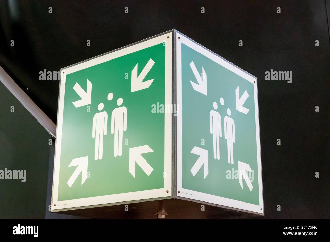 KRAUSNICK, ALLEMAGNE - 11 janvier 2020 : panneau rectangulaire vert pour un point de collecte en cas d'urgence en cas d'incendie ou de catastrophe, placé dans le HE Banque D'Images