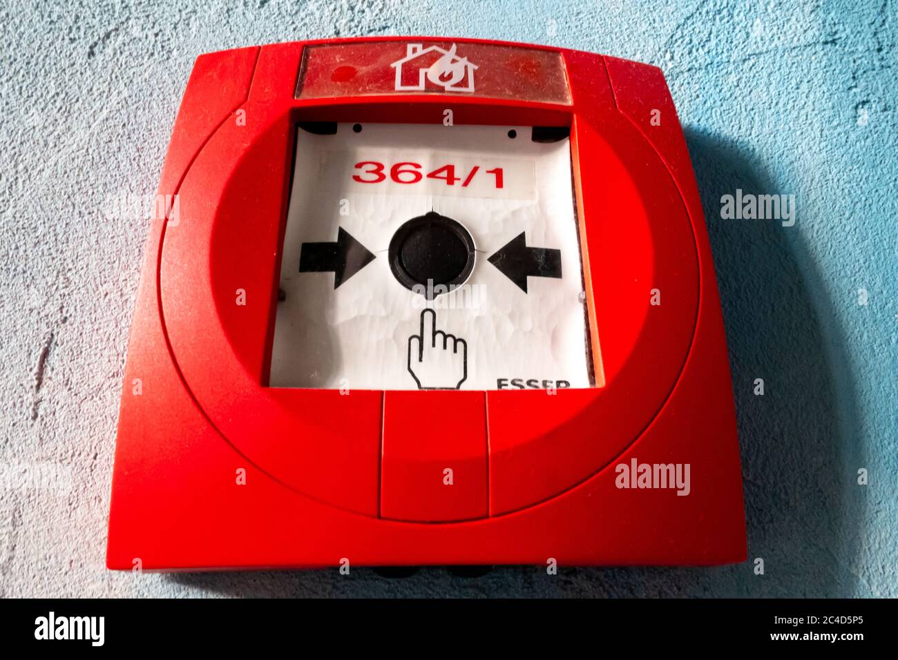 KRAUSNICK, ALLEMAGNE - 01 janvier 2020: Krausnick, Brandebourg/Allemagne - 11.01.2020: Alarme incendie rouge avec numérotation, pictogrammes pour la maison à main et en feu Banque D'Images