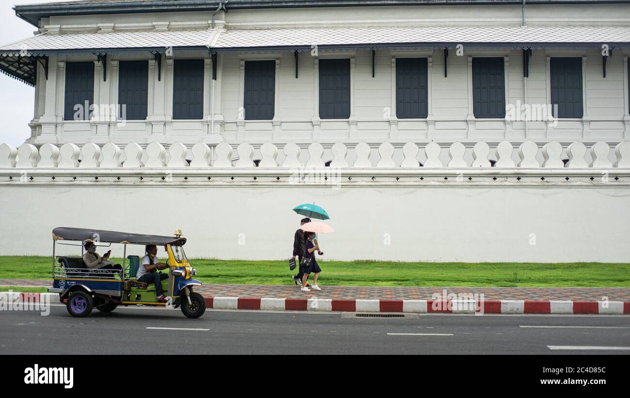 Tuk tuk passait la route à l'arrière de la région du Grand Palais royal, Bangkok Thaïlande Banque D'Images