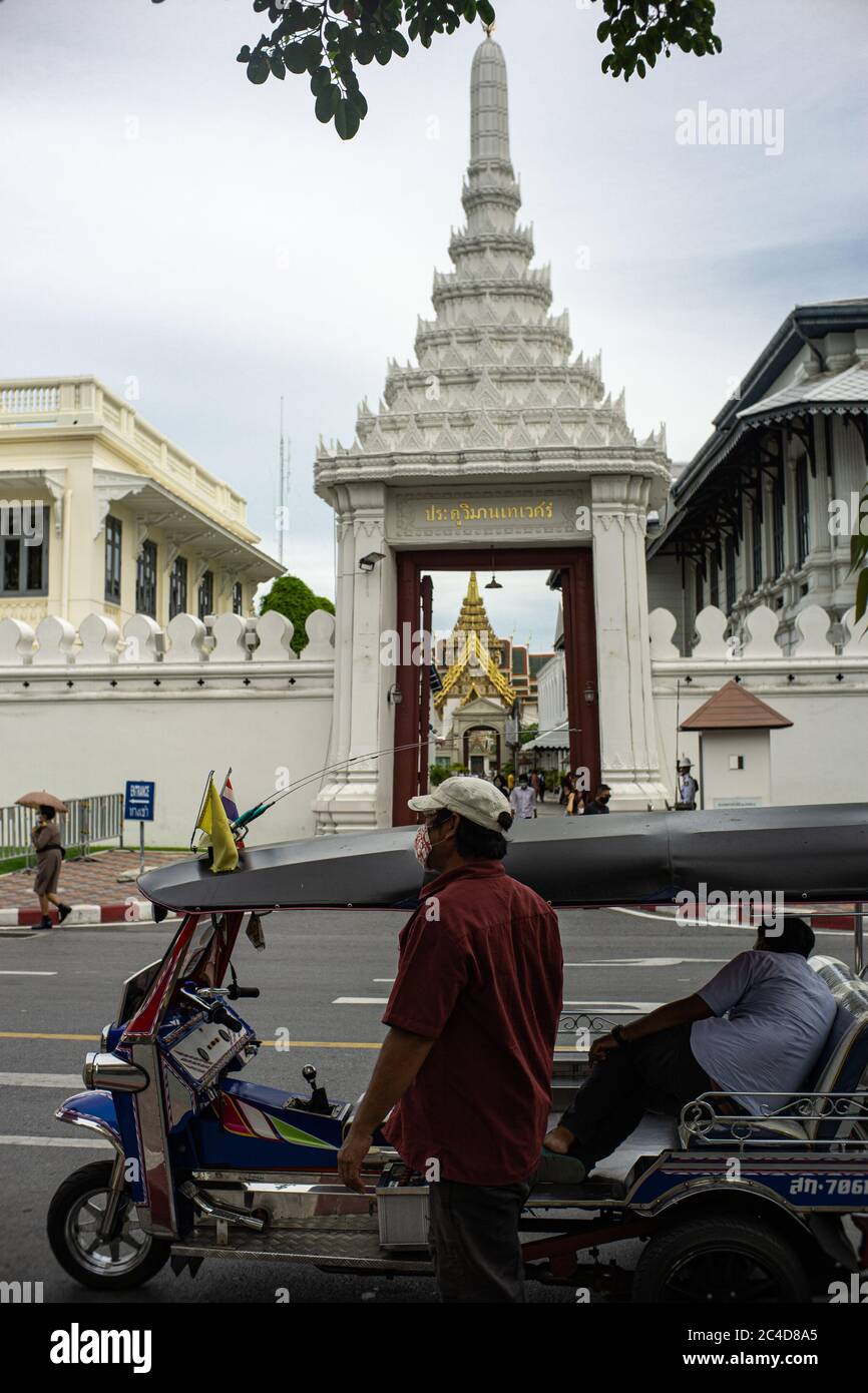 Les gens et le tuk-tuk attendaient le client près de la porte du Grand Palais royal, Bangkok Thaïlande Banque D'Images