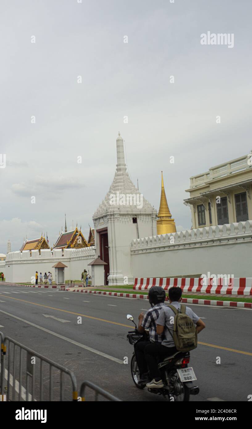 Le scooter passait au grand palais royal, Bangkok Thaïlande Banque D'Images