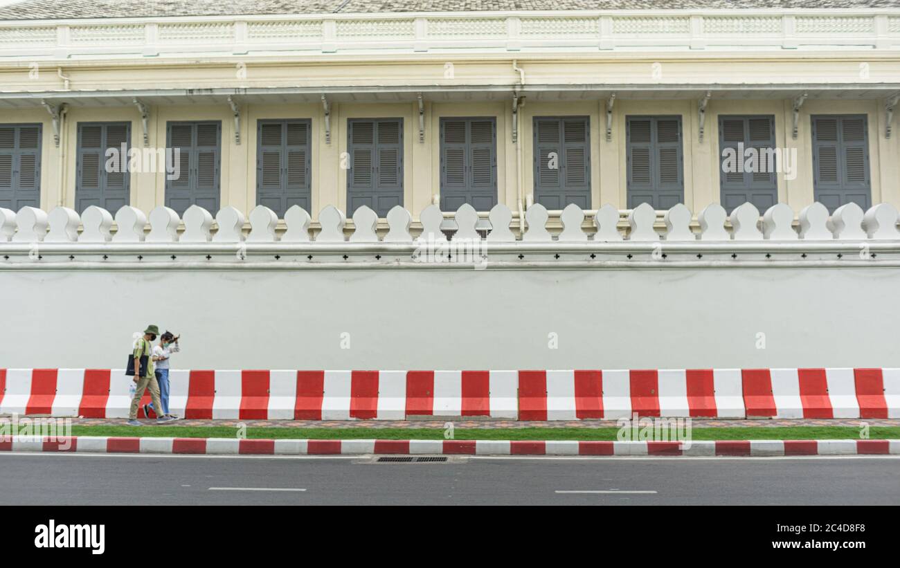 Le couple marchait à l'arrière du grand palais royal, Bangkok Thaïlande Banque D'Images