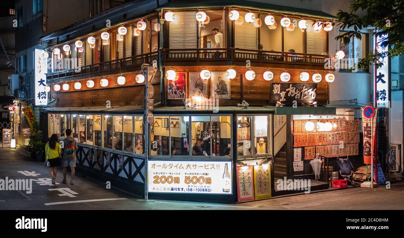 Les gens dans un petit restaurant dans le quartier de Nakameguro, Tokyo, Japon Banque D'Images