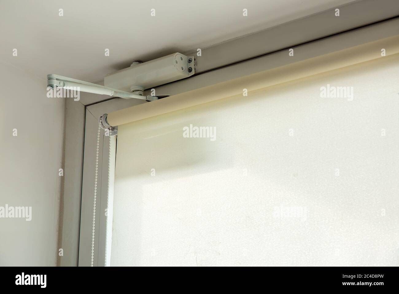 mécanisme hydraulique pour fermer automatiquement la porte avec un store à enrouleur pour la protection contre le soleil, détails intérieurs pour plus de commodité. Banque D'Images