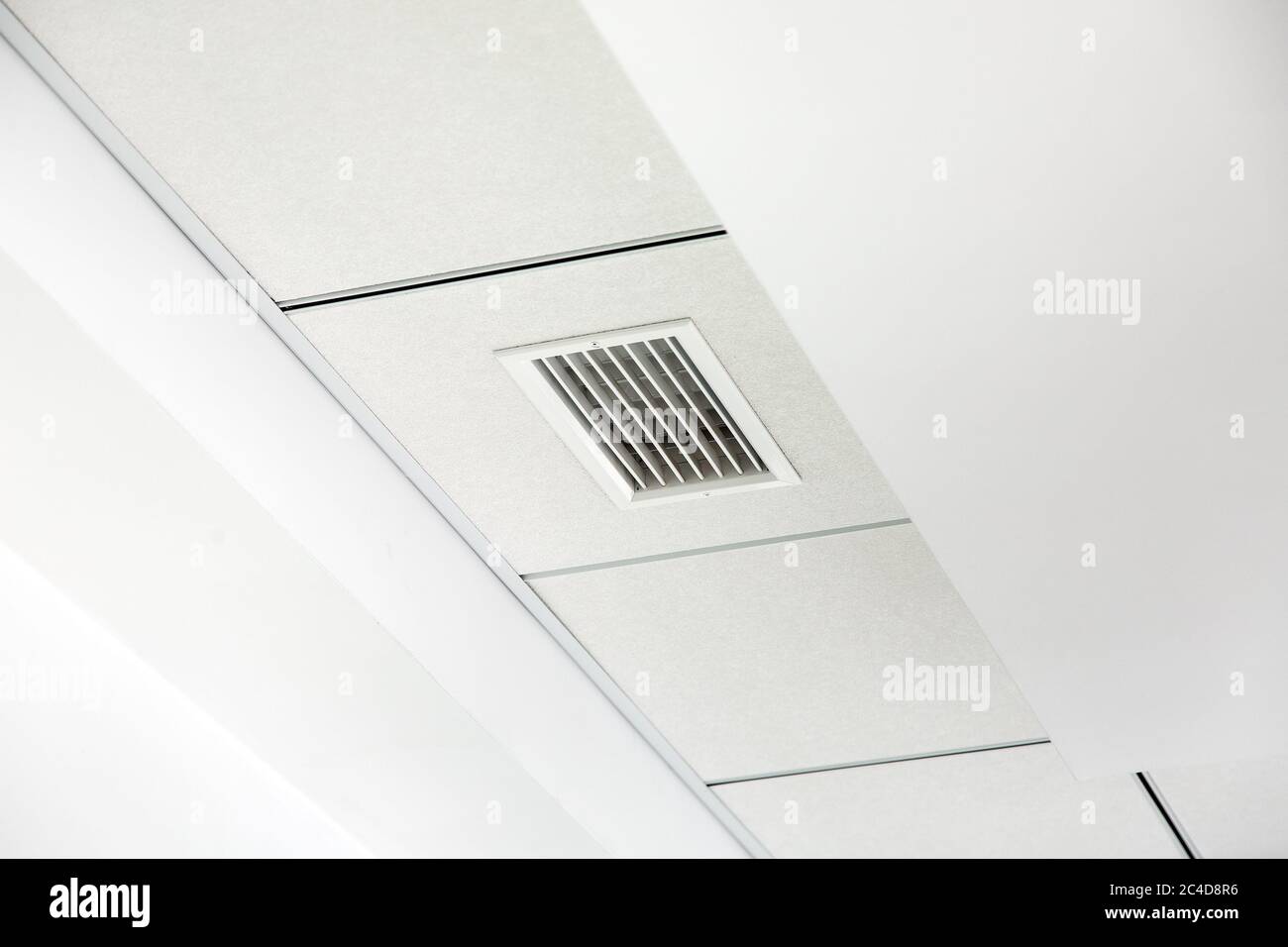 plafond en plaques de plâtre blanc à plusieurs niveaux et plafond suspendu  carré avec grille de ventilation Photo Stock - Alamy