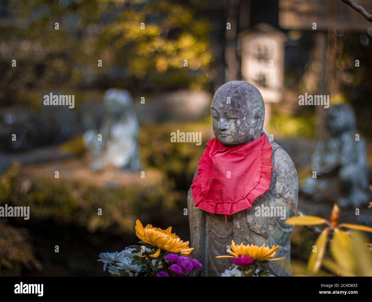Statue de Jizo Bosatsu portant un bavoir rouge Banque D'Images