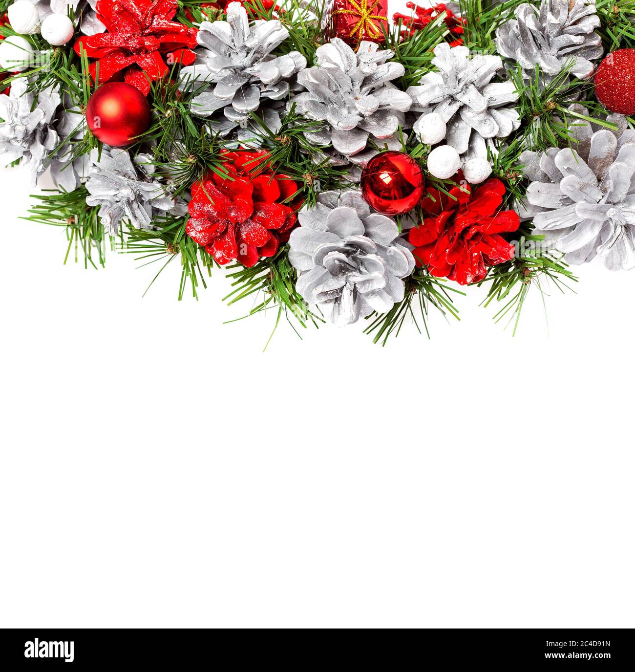 Plaque de Noël de carte postale du décor de cônes peints en rouge et gris et espace libre pour le texte. Banque D'Images