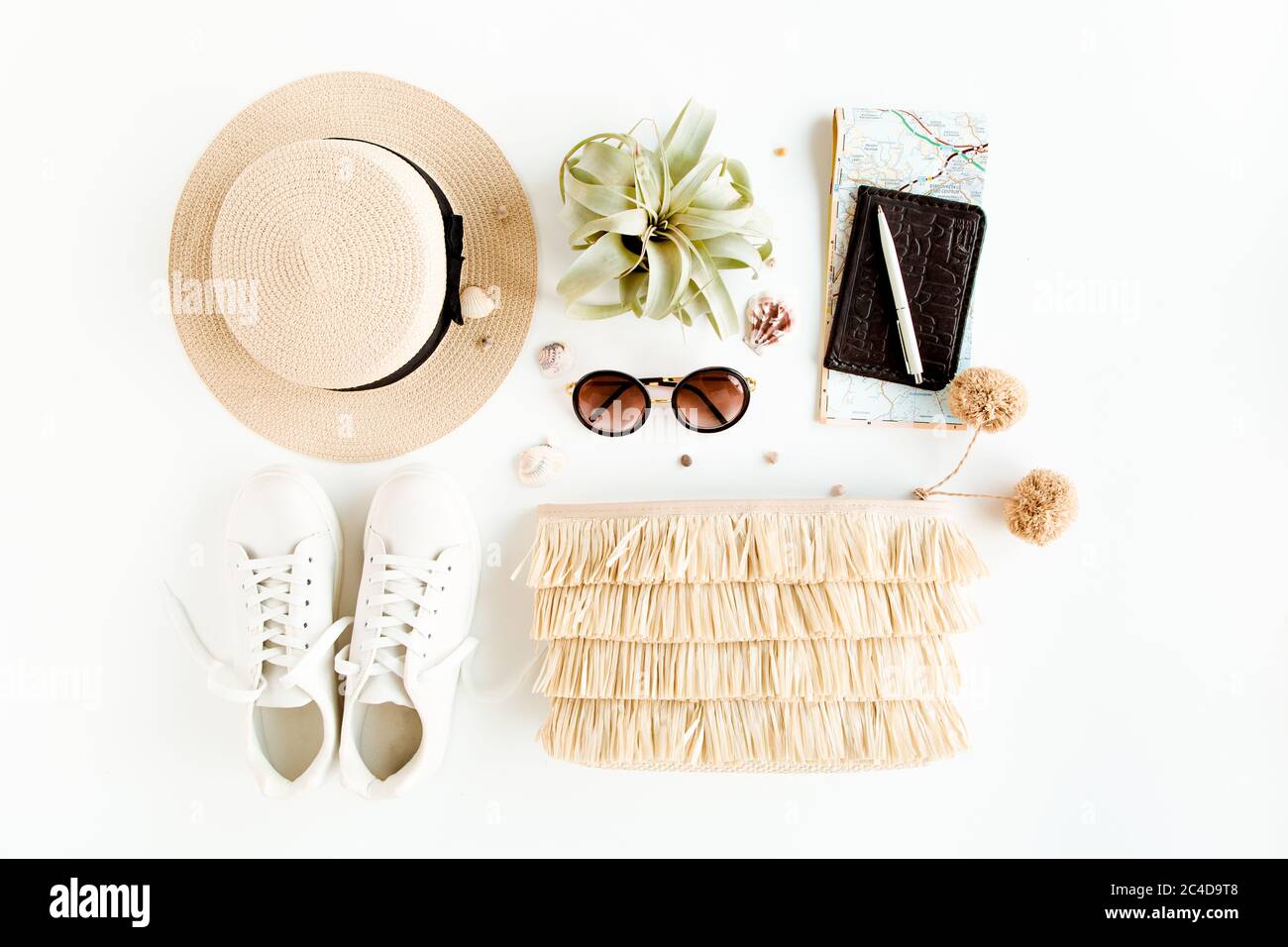 Femme mode voyage. Chapeau de paille, sac avec accessoires, baskets, succulent, lunettes de soleil. Pose à plat. Vue de dessus Banque D'Images