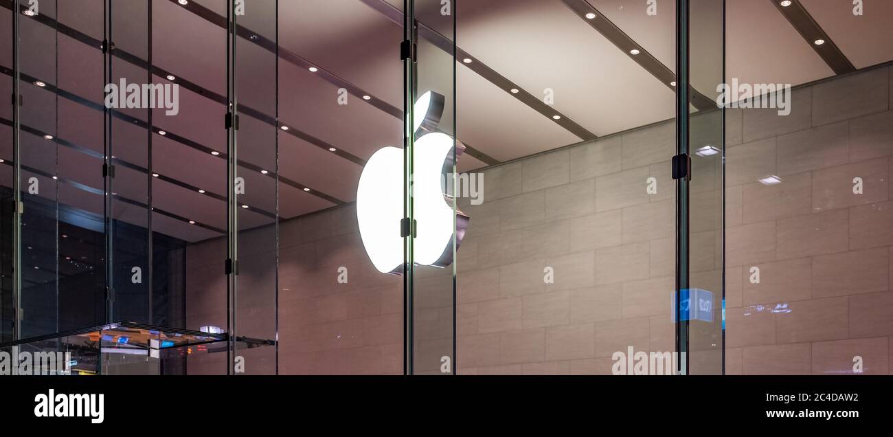 Avant de magasin Apple dans la rue Omotesando la nuit, Tokyo, Japon Banque D'Images