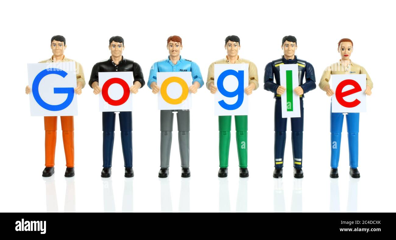 Kiev, Ukraine - 29 octobre 2019: Jouets les gens tient des lettres papier du logo Google. Google est une multinationale américaine spécialisée dans l'Inte Banque D'Images