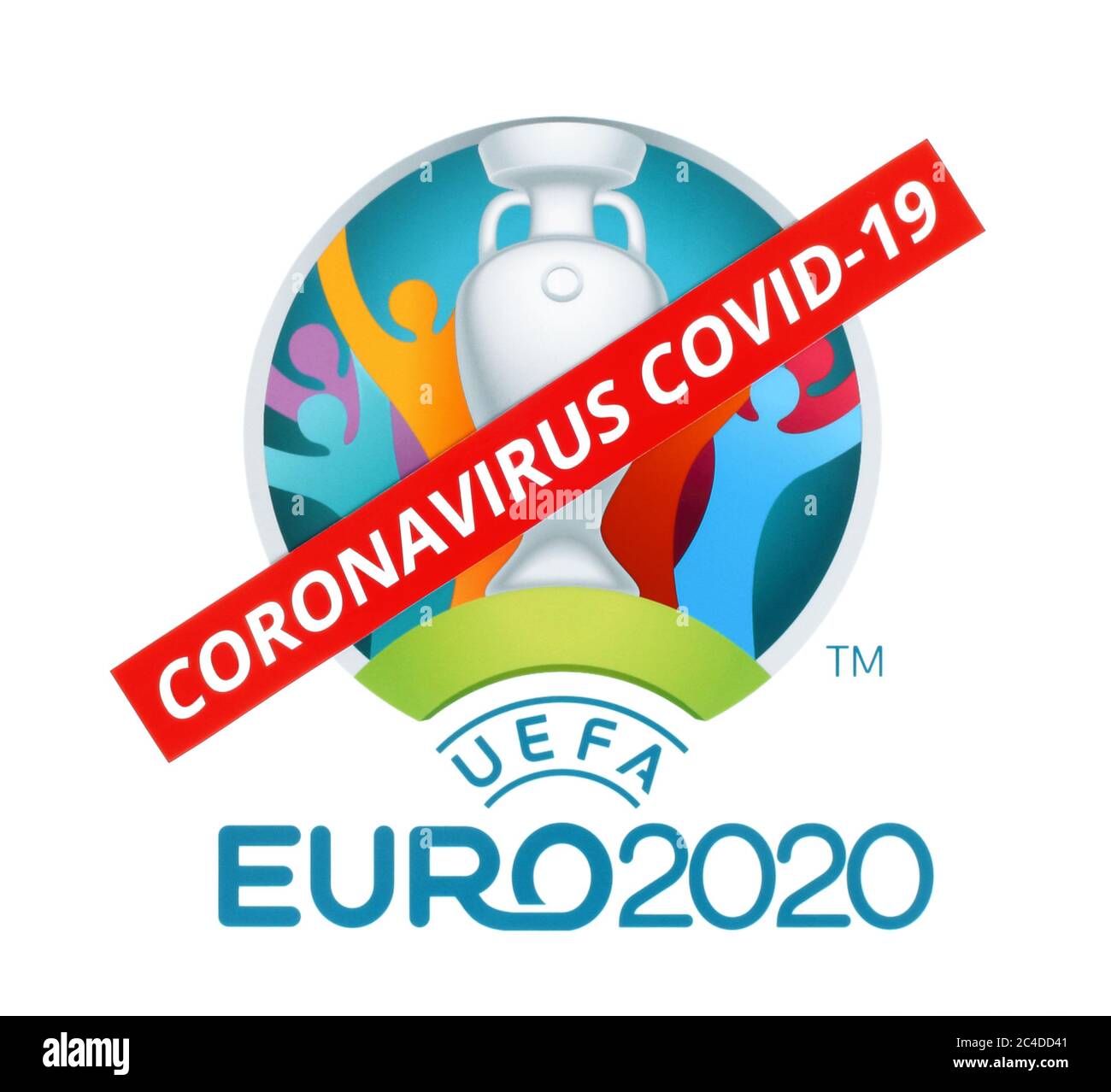 Kiev, Ukraine - 20 mars 2020: Championnat d'Europe de l'UEFA 2020 imprimé sur papier, barré par le signe papier du coronavirus COVID-19. Championnat était pos Banque D'Images