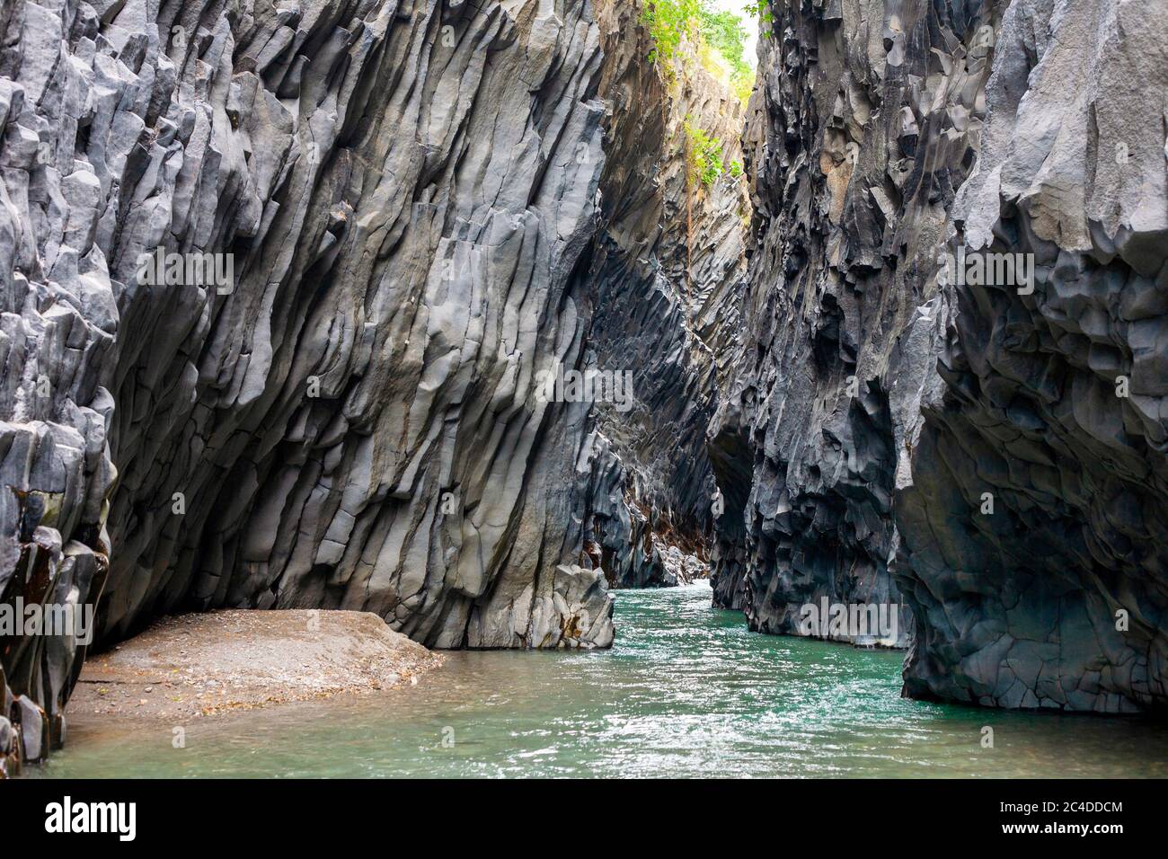 Gorge de la rivière Alcantara qui coule parmi les formations géologiques de basalte. Parc botanique et géologique de Gole Alcantara en Sicile, près du volcan Etna à Ital Banque D'Images