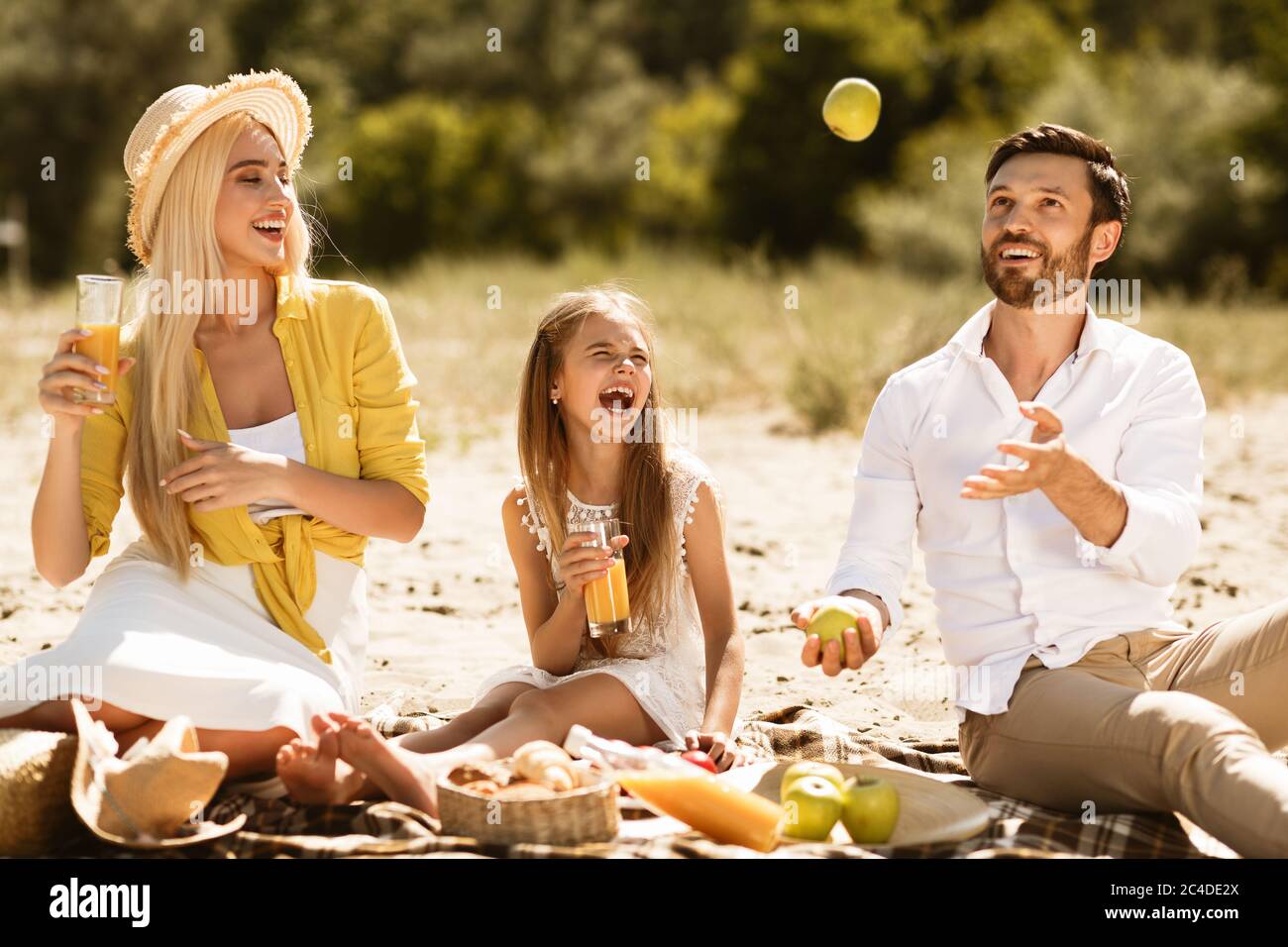 Bonne famille pique-nique d'été à la campagne s'amuser Banque D'Images