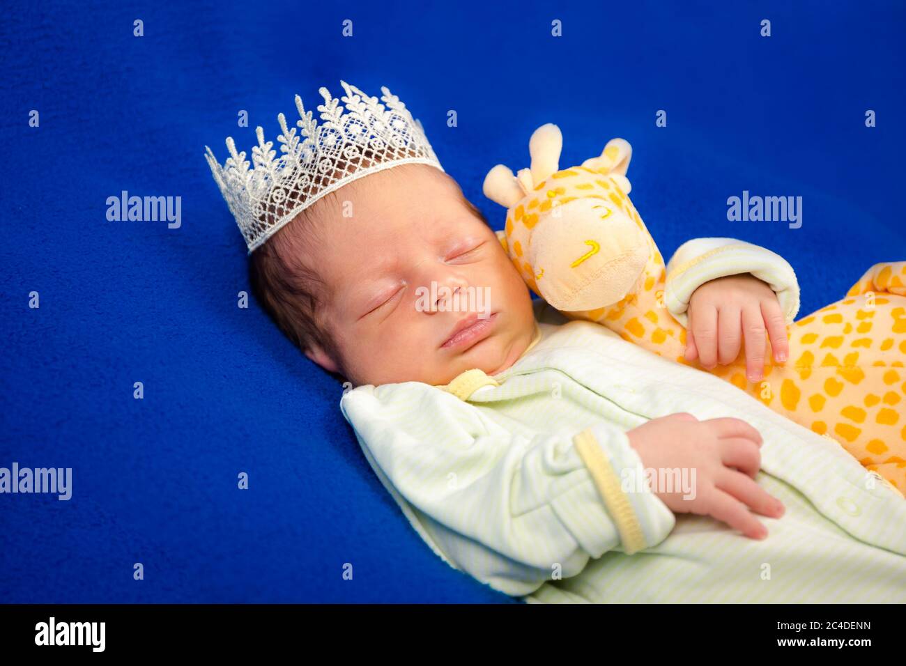 Magnifique Bebe Garcon De Nouveau Ne Dormant Sur Une Couverture Bleue Avec Un Petit Jouet Photo Stock Alamy