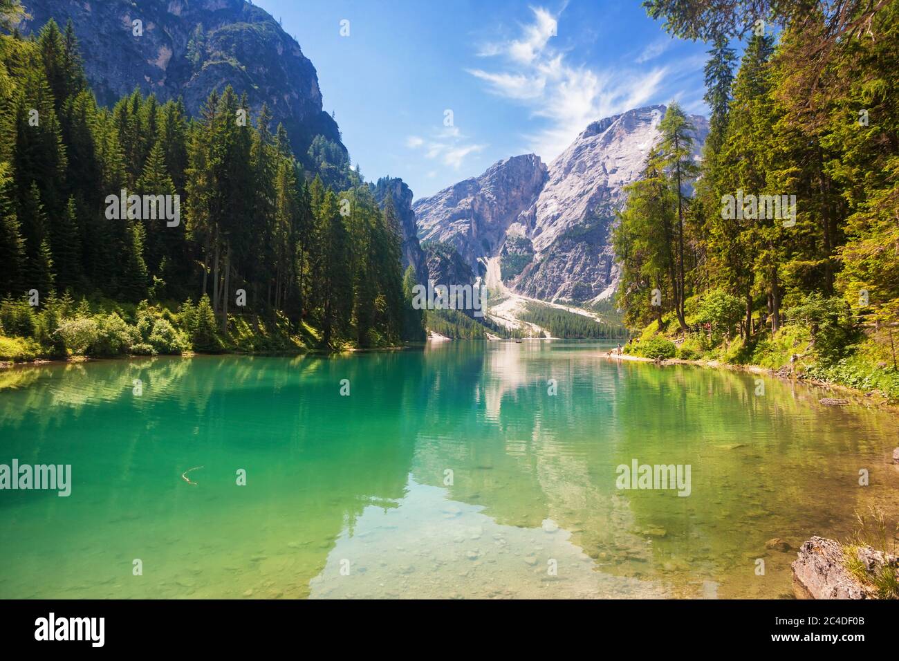 Le lac de Braies avec la montagne Seekofel en arrière-plan dans les Dolomites, Italie Banque D'Images