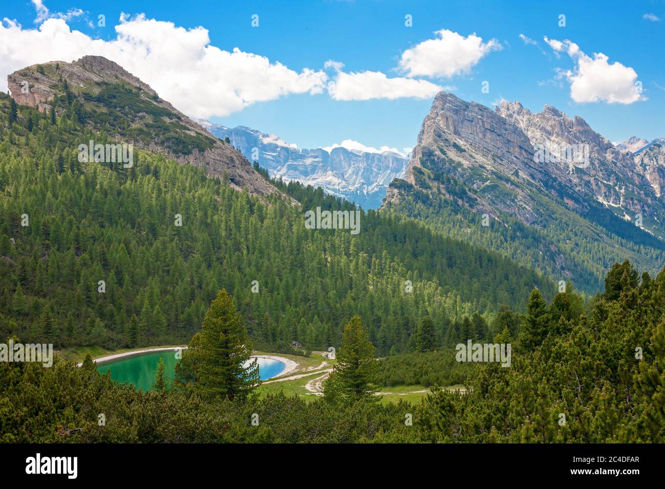 Montagnes et lac dans les Dolomites à Cortina, Italie Banque D'Images