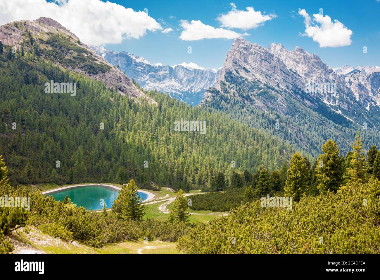 Magnifique paysage des Dolomites avec un lac tourquise près de Cortina, Italie Banque D'Images
