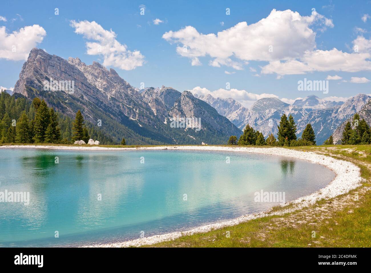 Lac turquoise près du pic de Cresta Bianca dans les Dolomites (Cortina d'Ampezzo, Italie) Banque D'Images