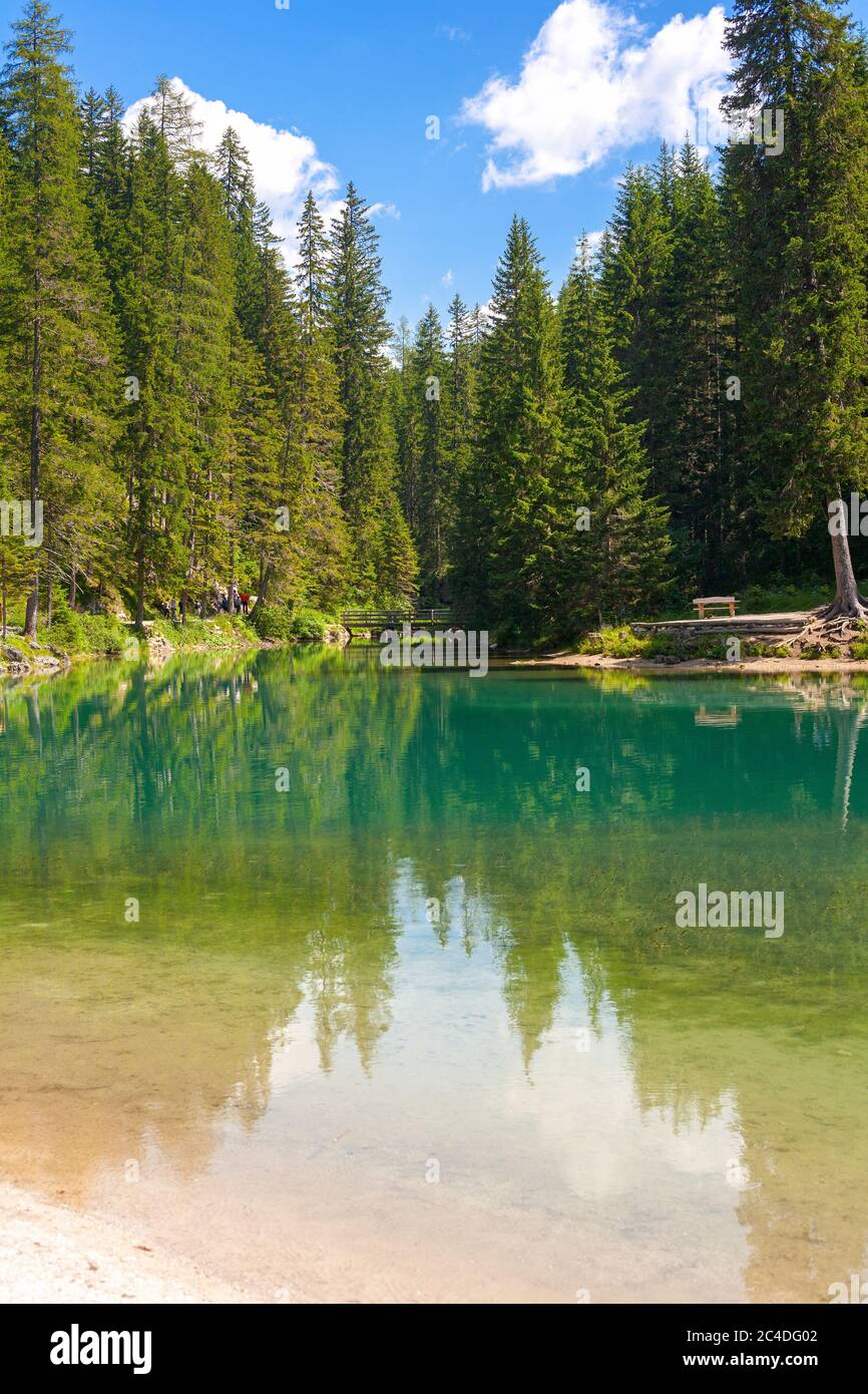 Lac de Braies et petit pont en bois dans les Dolomites (Tyrol du Sud, Italie) Banque D'Images
