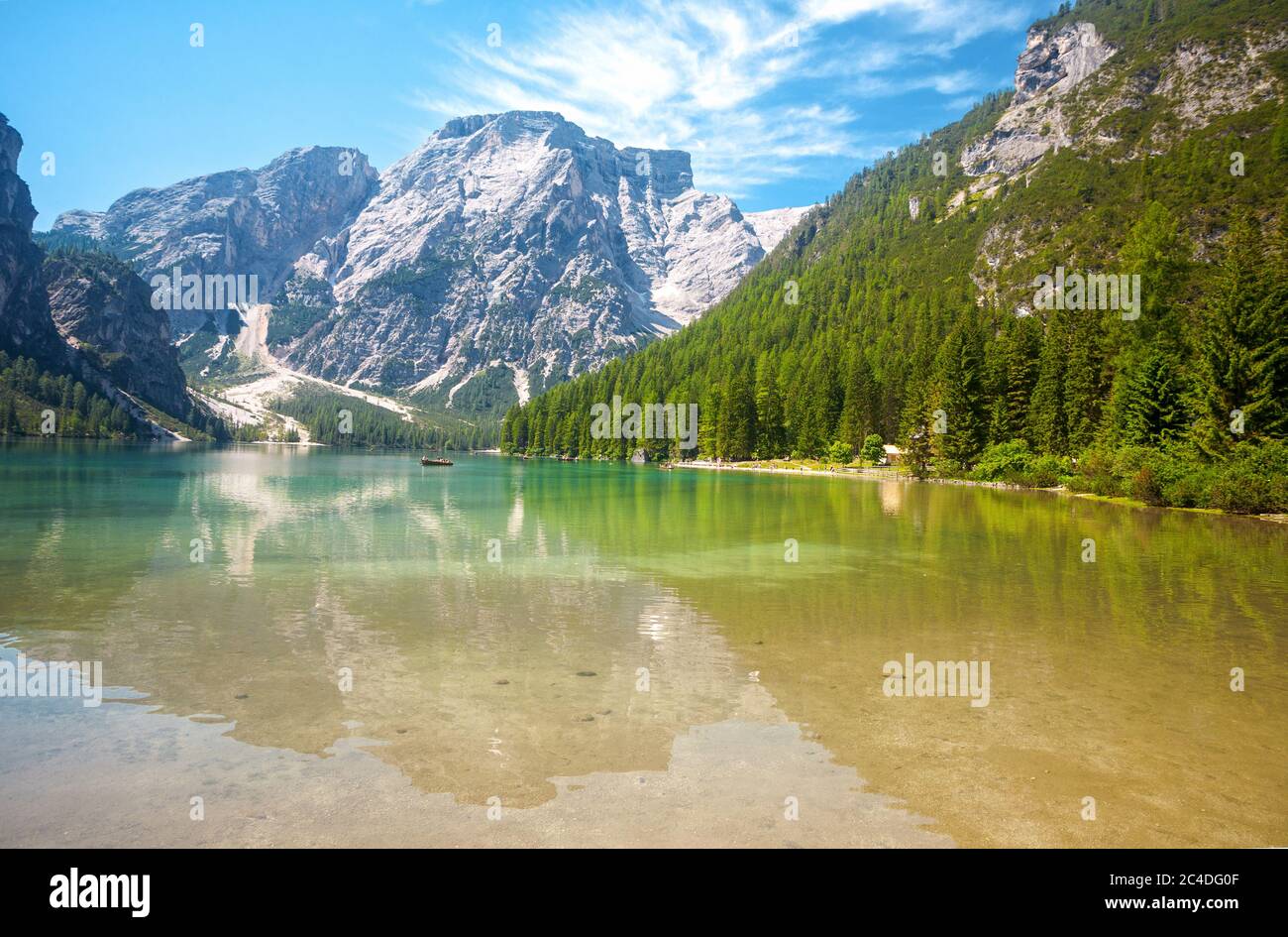 Le beau lac de Braies dans les Dolomites, (Tyrol du Sud, Italie) Banque D'Images