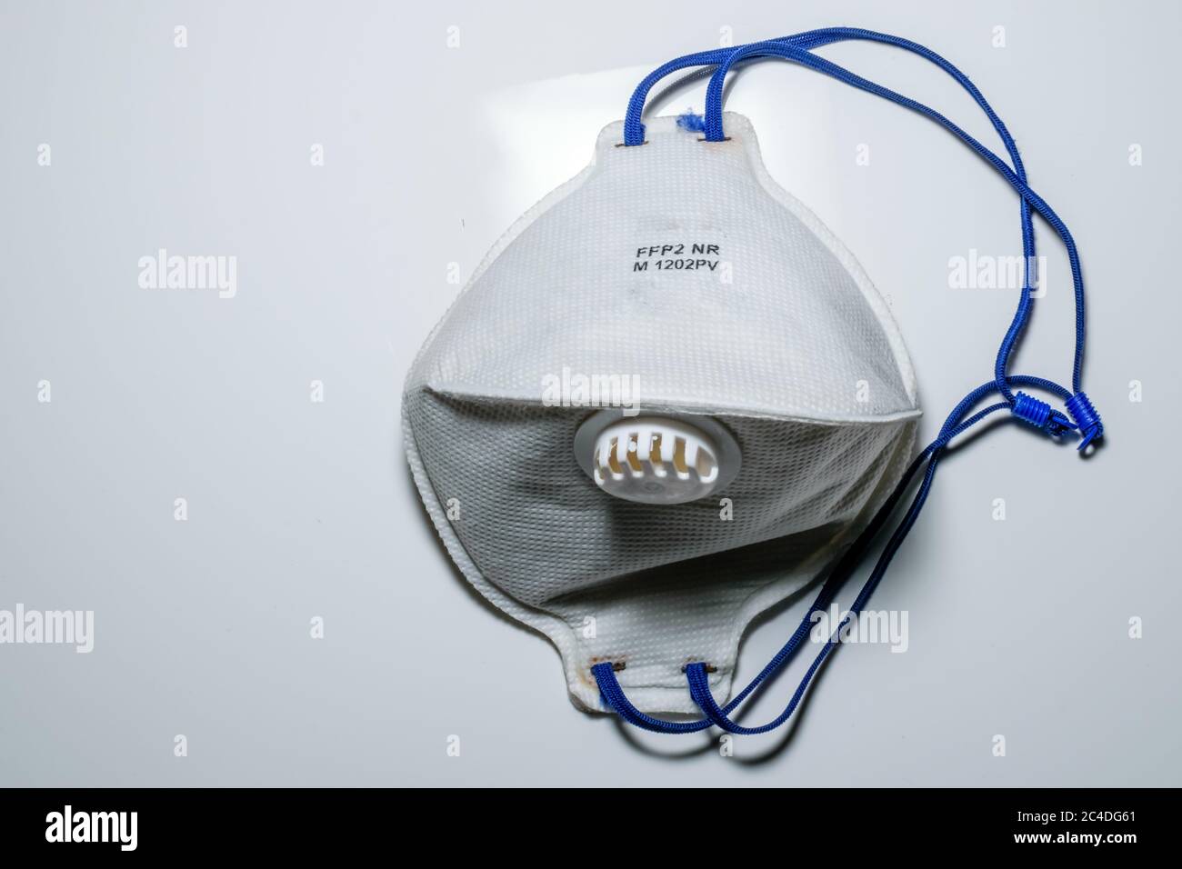 Masque N95 sur fond blanc à porter pour combattre l'infection par le COVID 19 Banque D'Images
