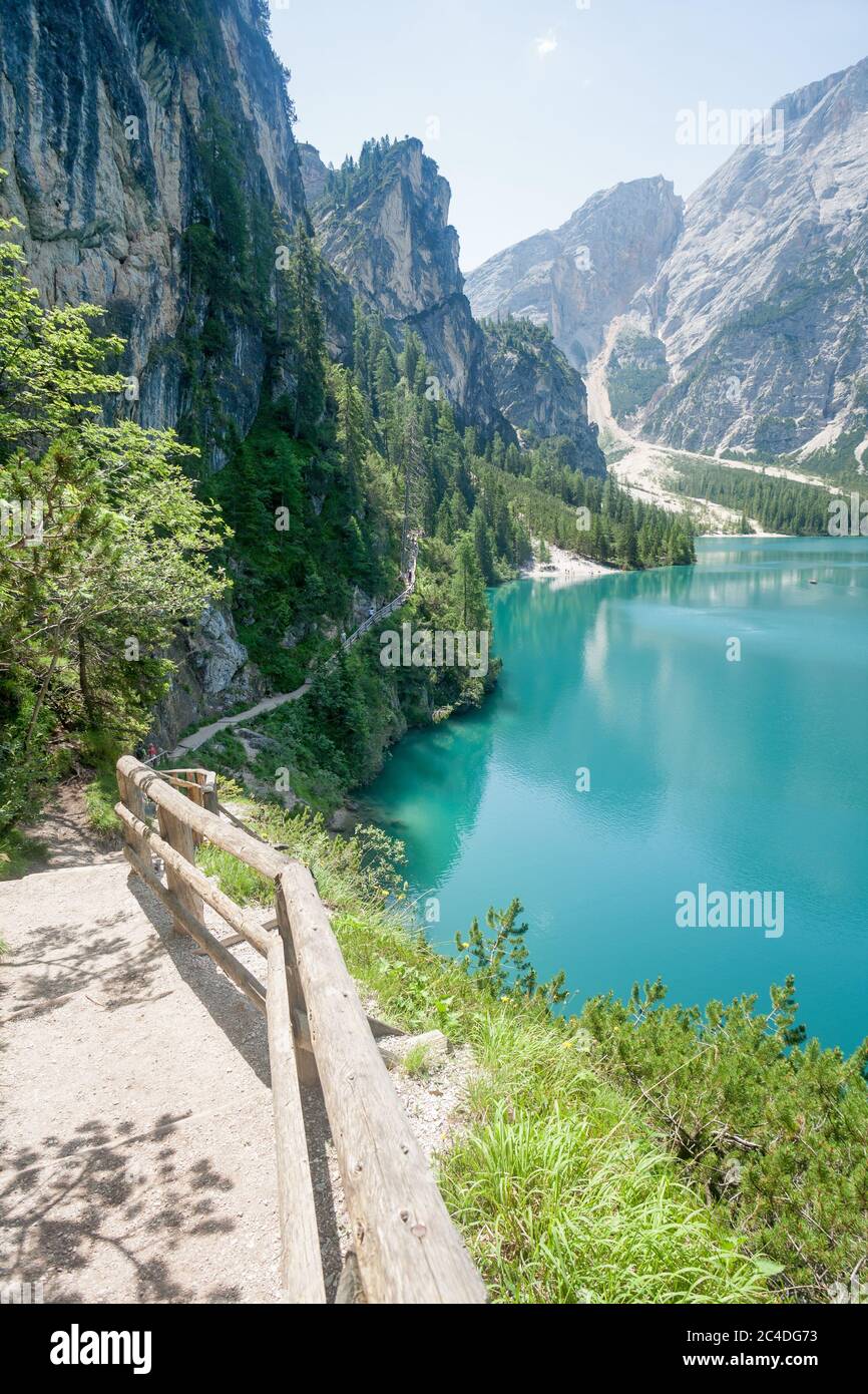 Sentier de randonnée au lac Braies dans les Dolomites avec la montagne  Seekofel en arrière-plan, Sudtirol, Italie Photo Stock - Alamy