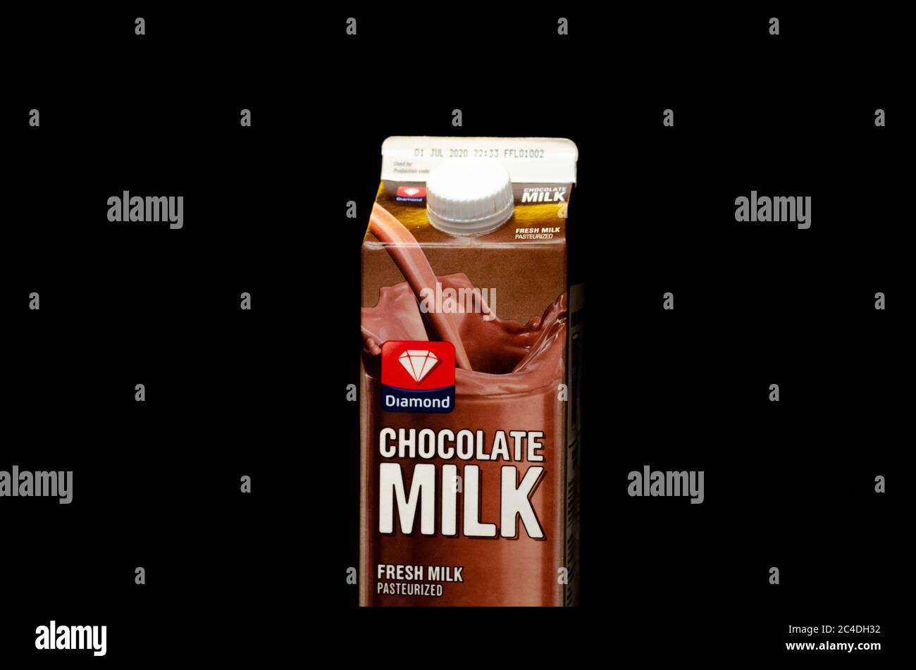 Gros plan d'une boîte de lait au chocolat de la marque Diamond isolée sur fond noir Banque D'Images