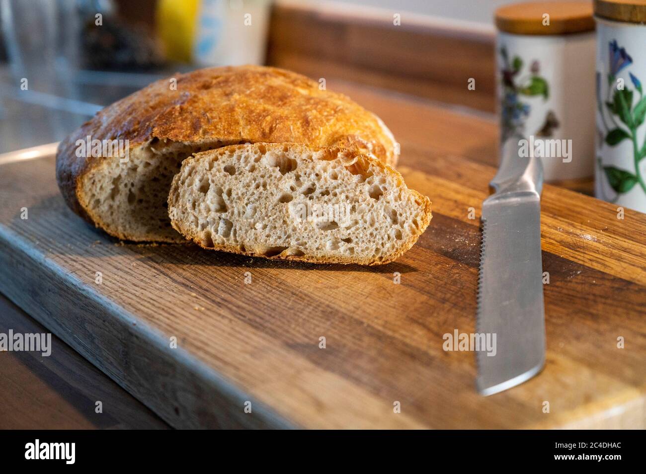 Pain de levain maison avec couteau à pain sur planche à découper photo prise par Simon Dack Banque D'Images