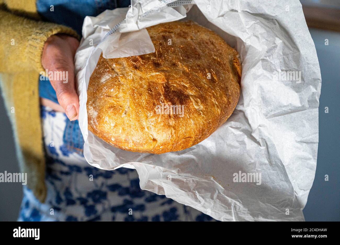 Pain de levain maison avec couteau à pain sur planche à découper photo prise par Simon Dack Banque D'Images