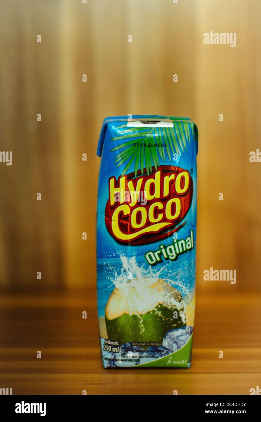 Gros plan sur la boîte à boissons à l'eau de coco Hydro Coco sur fond de bois. Banque D'Images